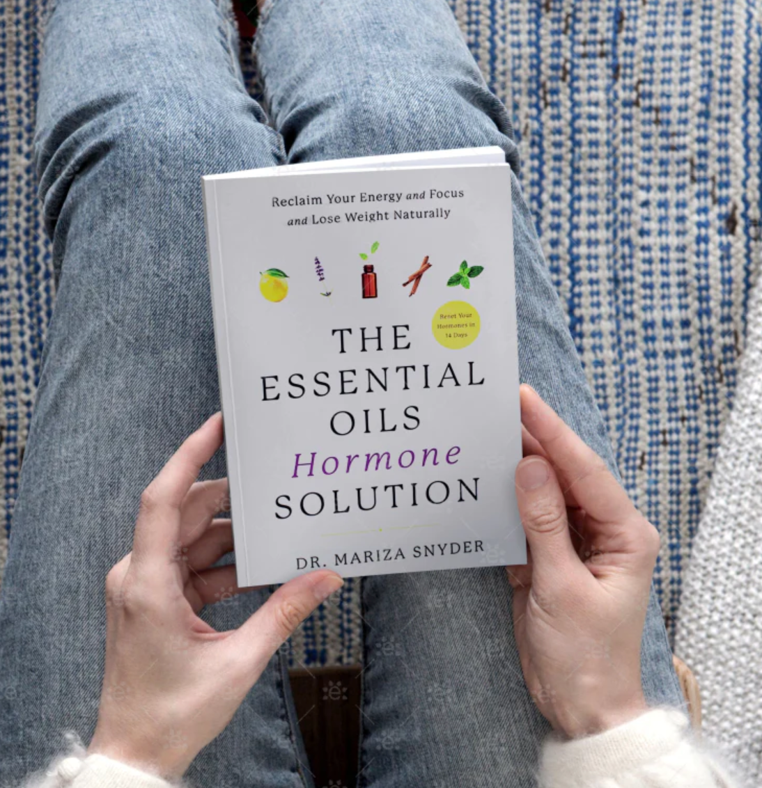 The Essential Oils Hormone Solution by Dr Mariza Snyder (Soft Cover)